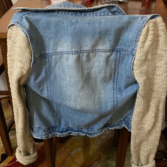 Unusual denim jacket with crotchet sleeves - Picture 5 of 8